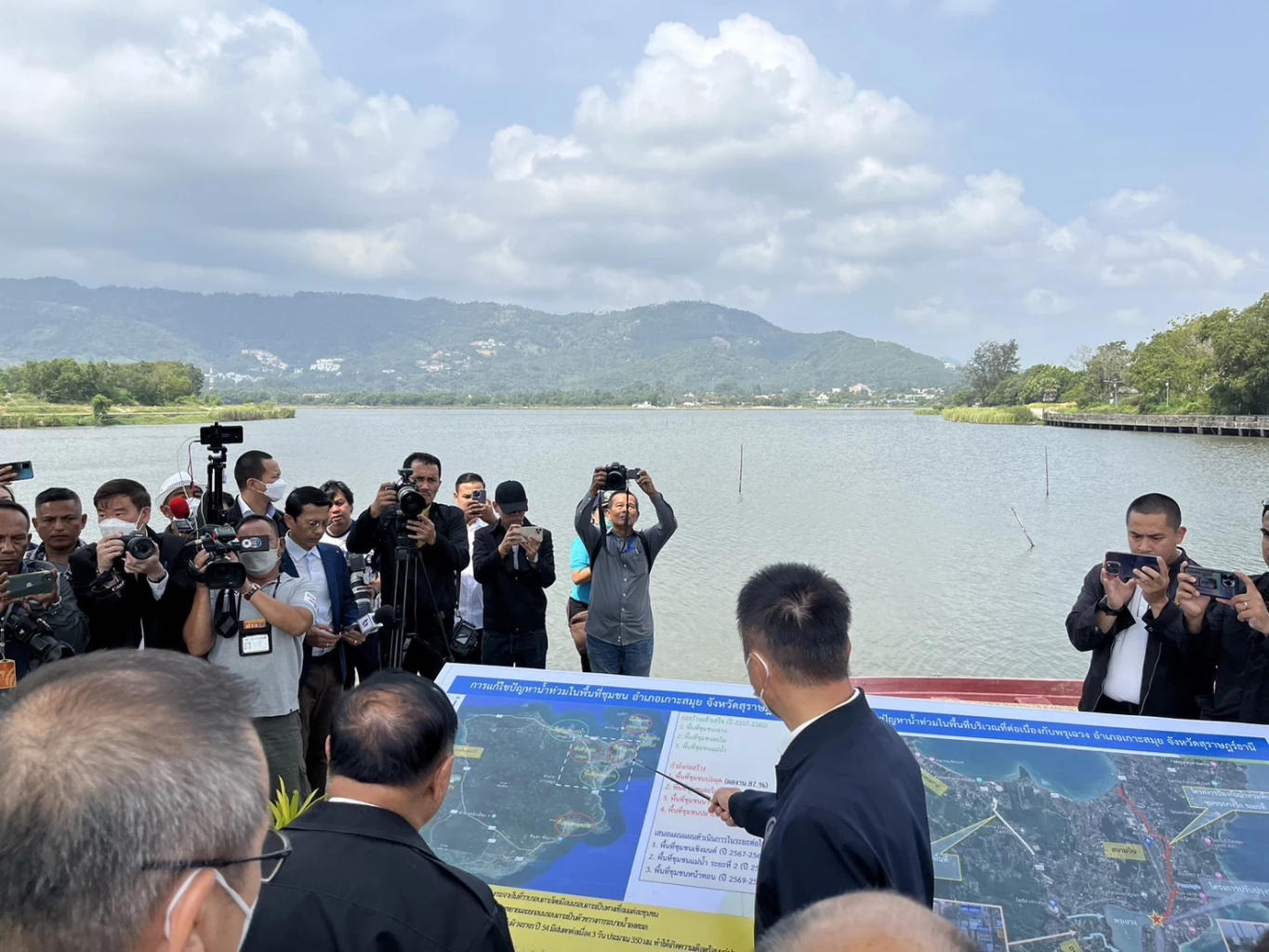 "บิ๊กป้อม" อารมณ์ดีลงใต้ รับฟังความเดือดร้อนประชาชน เร่งแก้ปัญหาน้ำท่วม