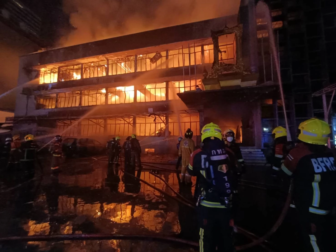 ไฟไหม้ตึก บก.น.5 ทั้งหลังช่วงเช้ามืด เร่งตรวจสอบเอกสารคดีดังถูกเผาหรือไม่