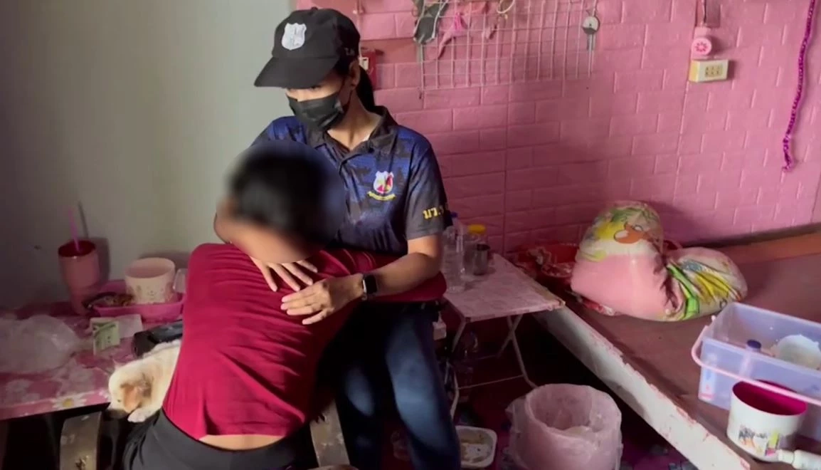 ดราม่า! จับสาวนักค้ายา ร่ำไห้กอดหมาสุดที่รัก กลัวไม่มีคนเลี้ยง