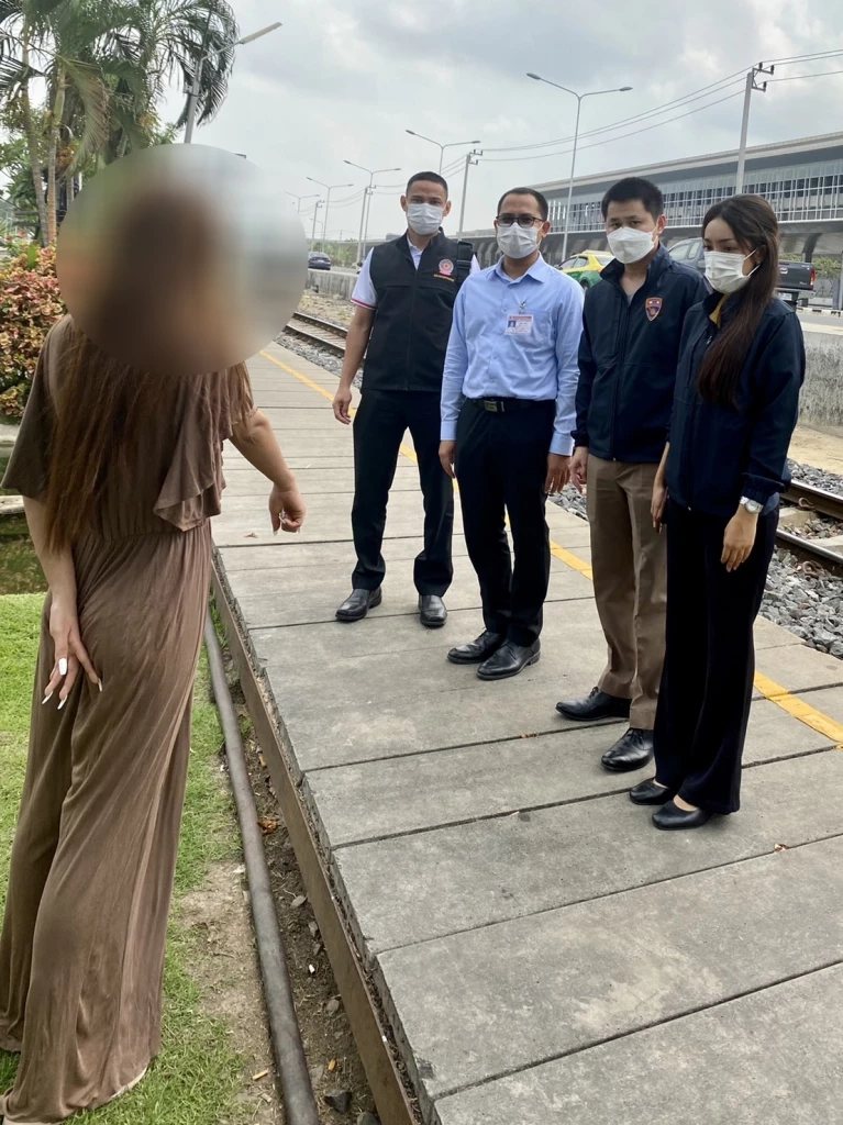 รวบดาว "Onlyfans" ถ่ายภาพหวิวกับพระสงฆ์ ริมทางรถไฟบางซื่อ