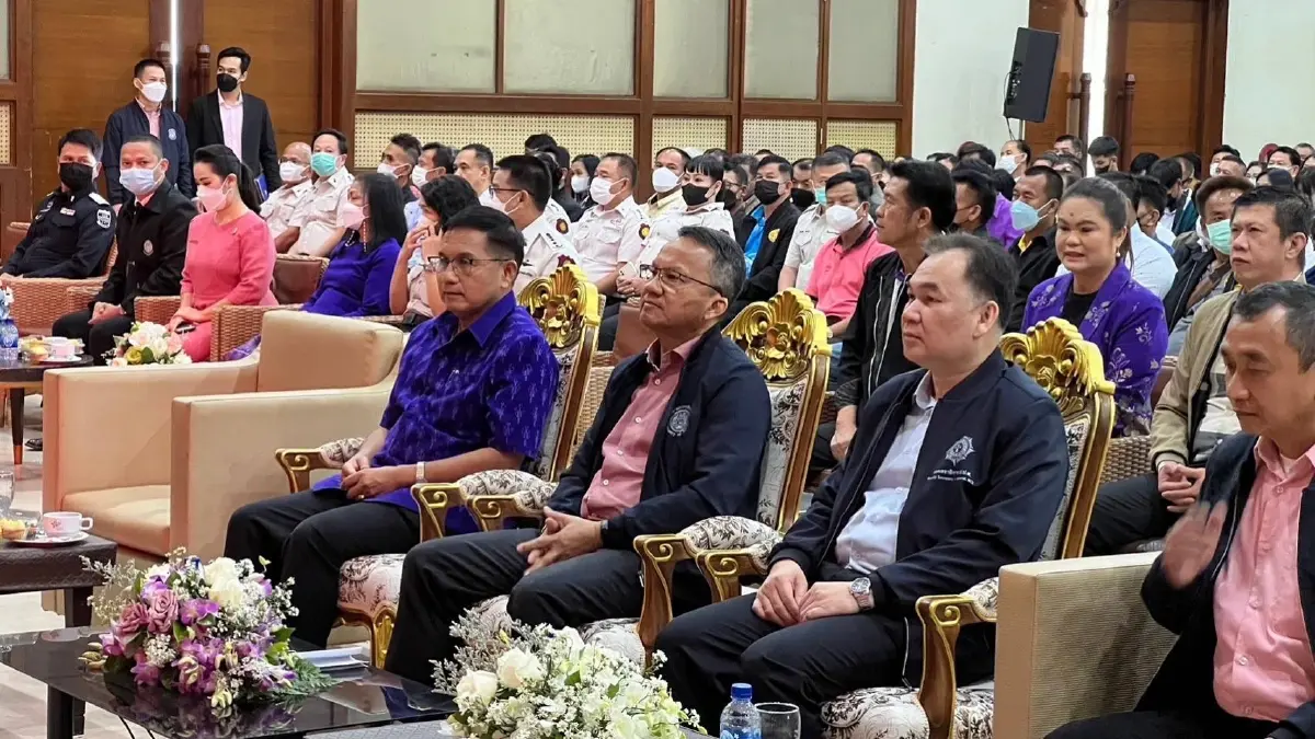 "สมศักดิ์" เยือนพิษณุโลก-เพชรบูรณ์ แก้ปัญหายาเสพติด อุบตอบถึงเวลาย้ายพท.