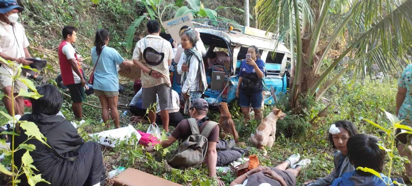 กระบะขนนักท่องเที่ยว เสียหลักตกเขา อุทยานธรรมเขานาในหลวง ดับ 1 เจ็บ 13 ราย