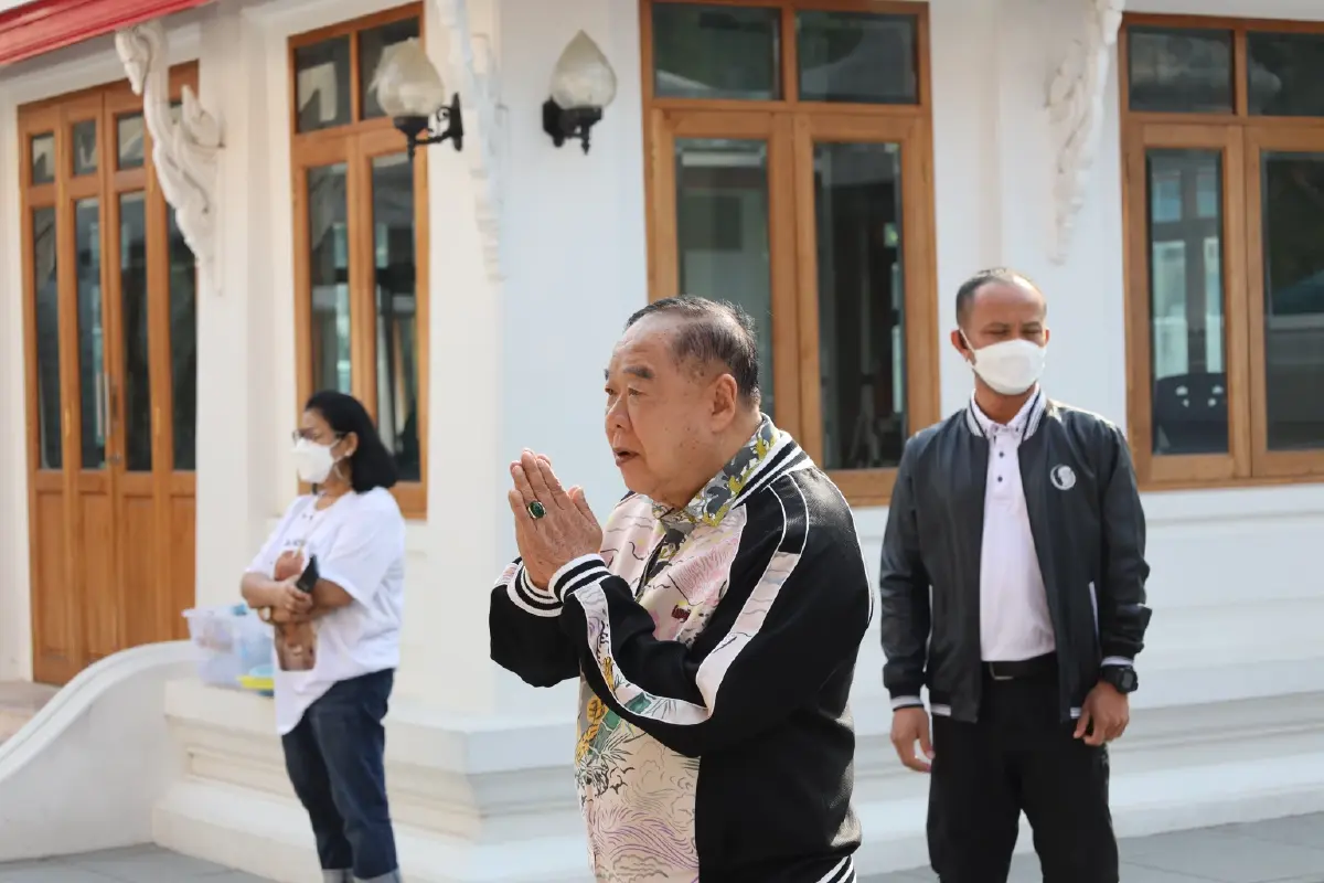 “ลุงป้อม” ทำบุญวัดชนะสงคราม แฟนคลับแห่ขอถ่ายรูป