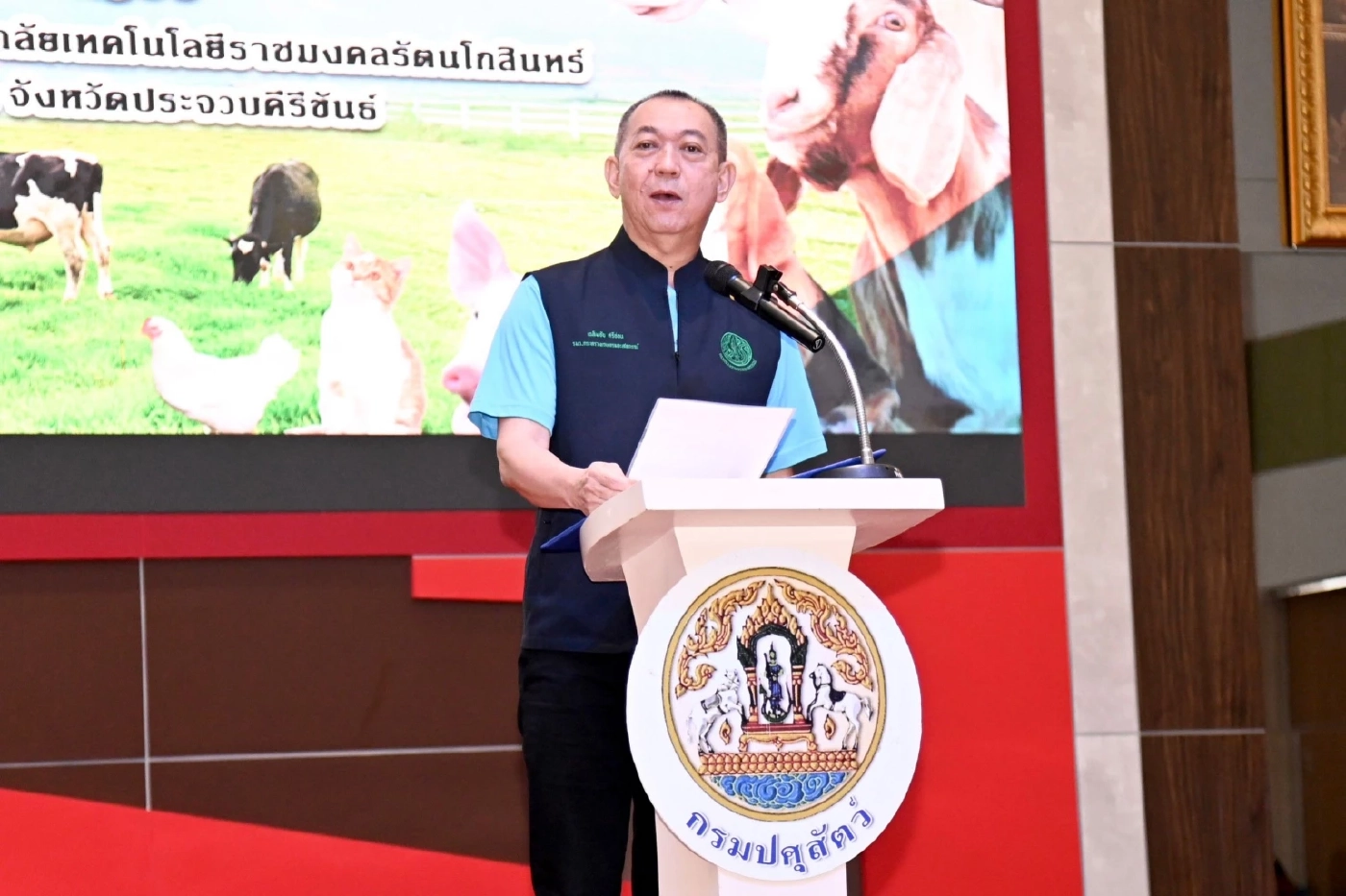  นายเฉลิมชัย ศรีอ่อน รมว.เกษตรและสหกรณ์ 