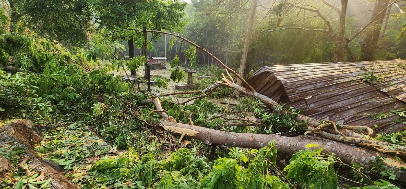 ประกาศปิด "อช.เอราวัณ" หลังพายุฤดูร้อน พัดถล่มเสียหายยับ