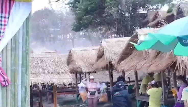 ระทึก! พายุฤดูร้อนถล่มงานเปิดเล่นน้ำเขื่อนแควน้อย วิ่งกันกระเจิง (มีคลิป)