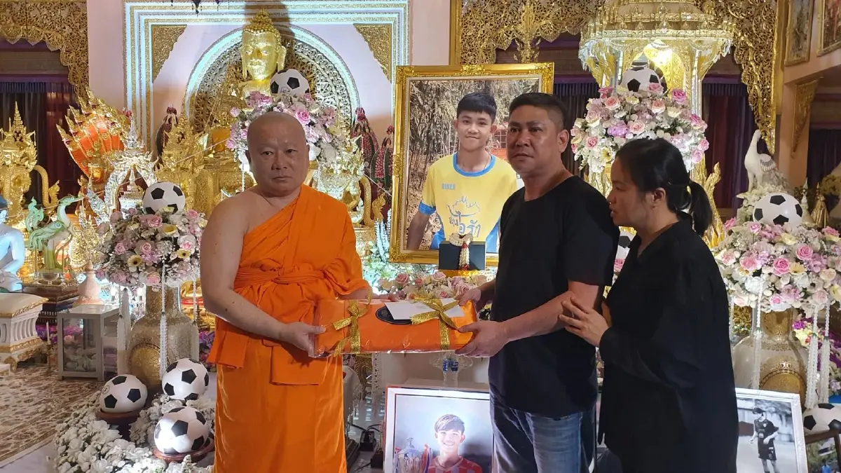 ทีมหมูป่าอะคาเดมี่ ร่วมงานสวดอภิธรรม“น้องดอม” นำอัฐิลอยอังคารบ่ายวันนี้
