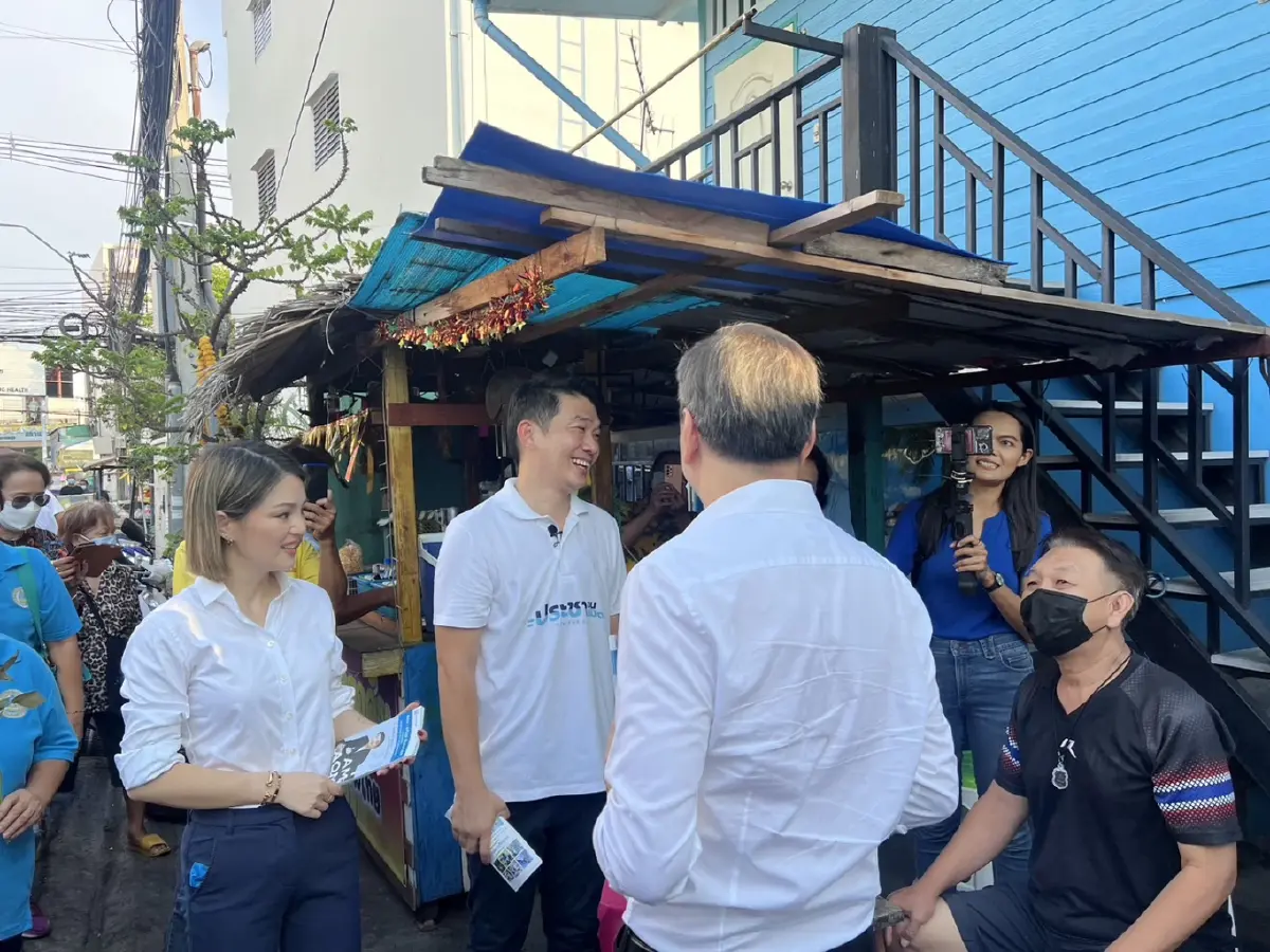 "อภิสิทธิ์-มาดามเดียร์" ลุยหาเสียงตลาดบ้านใหม่ ขอคะแนนหนุนผู้สมัคร "ปชป."
