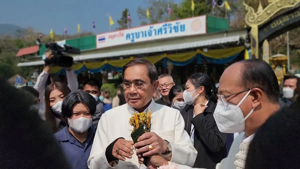 หญิงพิจิตร มาทำงานเชียงใหม่มอบดอกไม้ธูปเทียน นายกฯ พร้อมถามยุบสภา เมื่อไร 