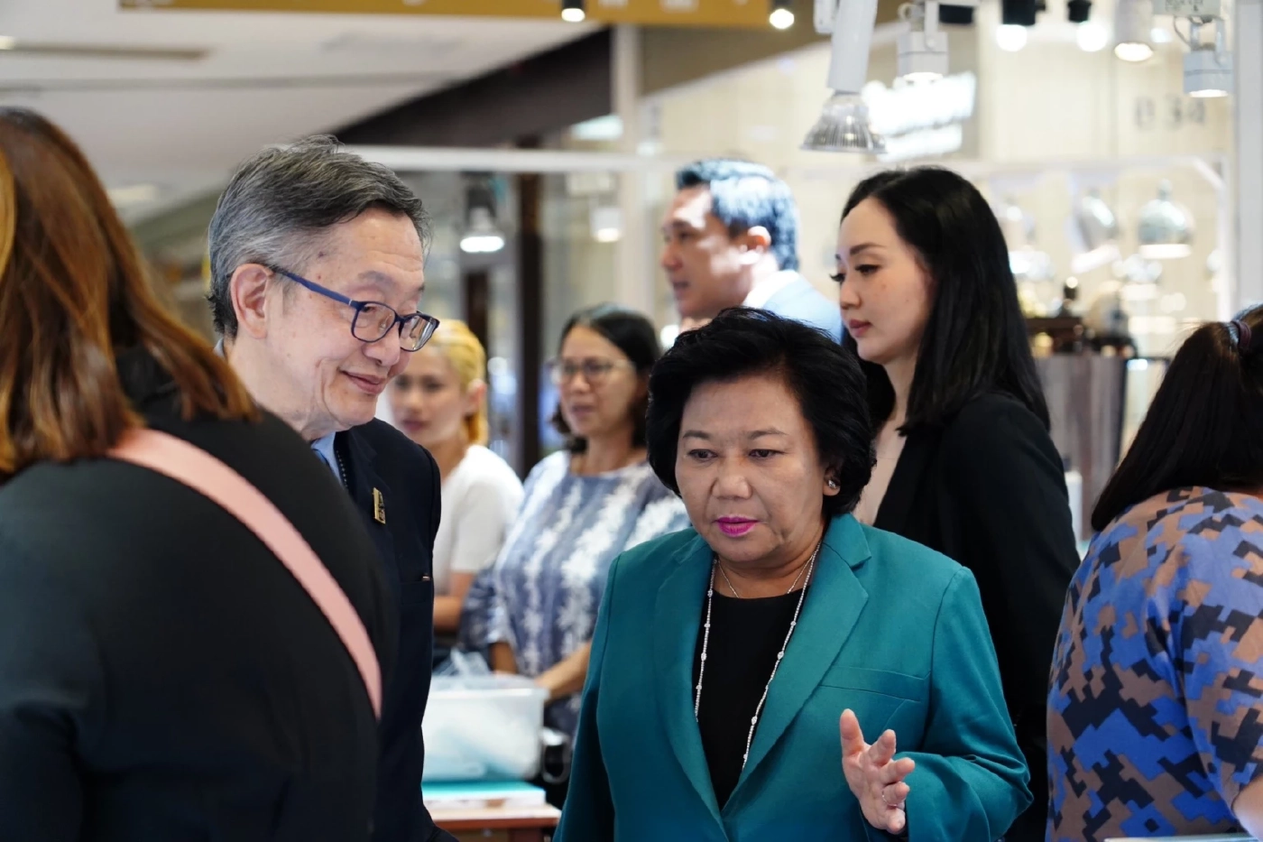 "ปานปรีย์" นำทีมเพื่อไทย หารือ-แก้ปัญหา ผู้ประกอบการอัญมณี ย่านสีลม