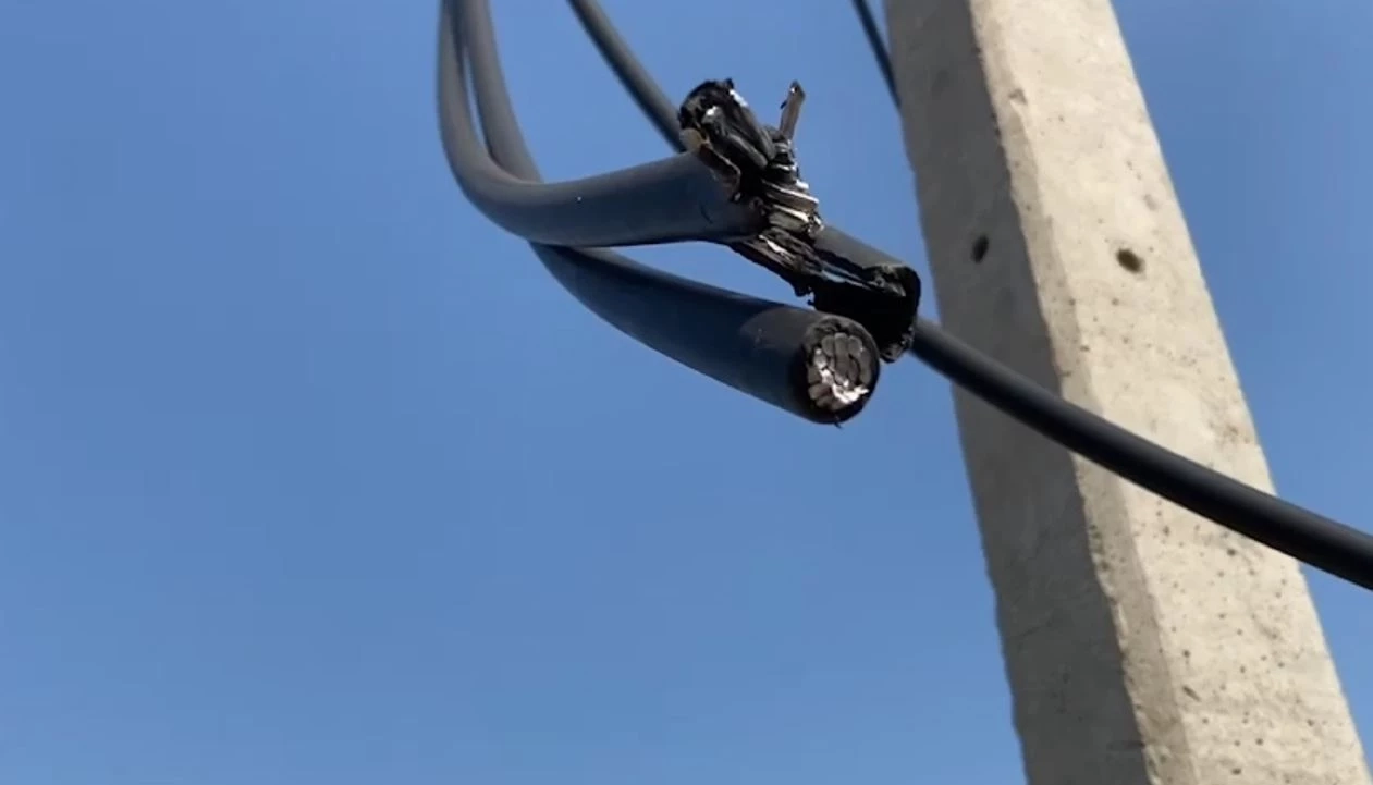 โจรปีนเสาไฟสูง 8 เมตร ตัดสายไฟจนเหี้ยนเหลือแต่เสา