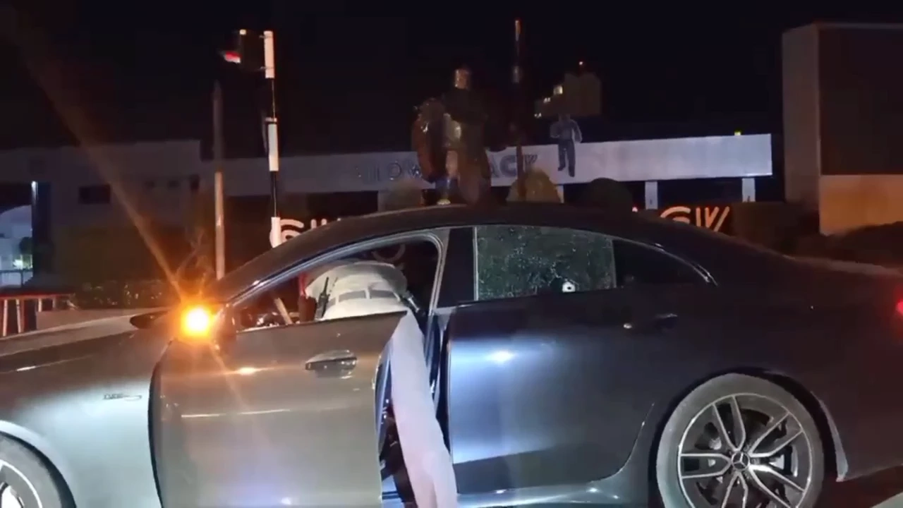 มือปืนประกบรัวกระสุนใส่สาวขับเบนซ์ เจ็บ 2 ราย คาดยิงผิดตัว (คลิป)