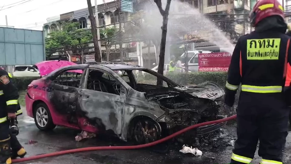 เปิดคลิประทึก ไฟไหม้รถแท็กซี่ โชเฟอร์พาผู้โดยสารหนีตายรอดหวุดหวิด