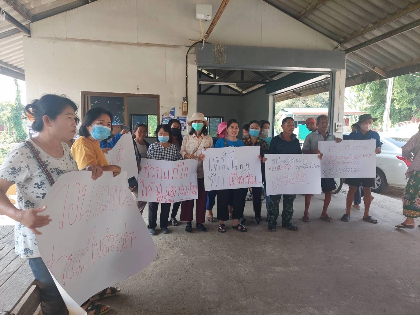 ชาวบ้านสุดทน ร้องเหม็นขี้ไก่ทั้งวันทั้งคืน กินไม่ได้นอนไม่หลับ