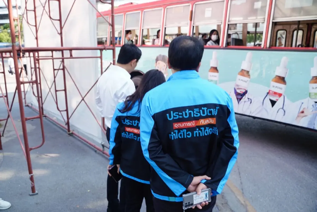 "ดร.เอ้" ควง "ผู้การแต้ม" ลุยตรวจค่าฝุ่น PM 2.5 หน้าศูนย์ราชการฯ