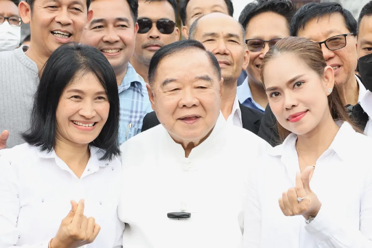 ชิลวันหยุด! "ลุงป้อม" นั่งจิบชาริมถนน ร่วมแห่ผ้าขึ้นพระธาตุนครศรีธรรมราช