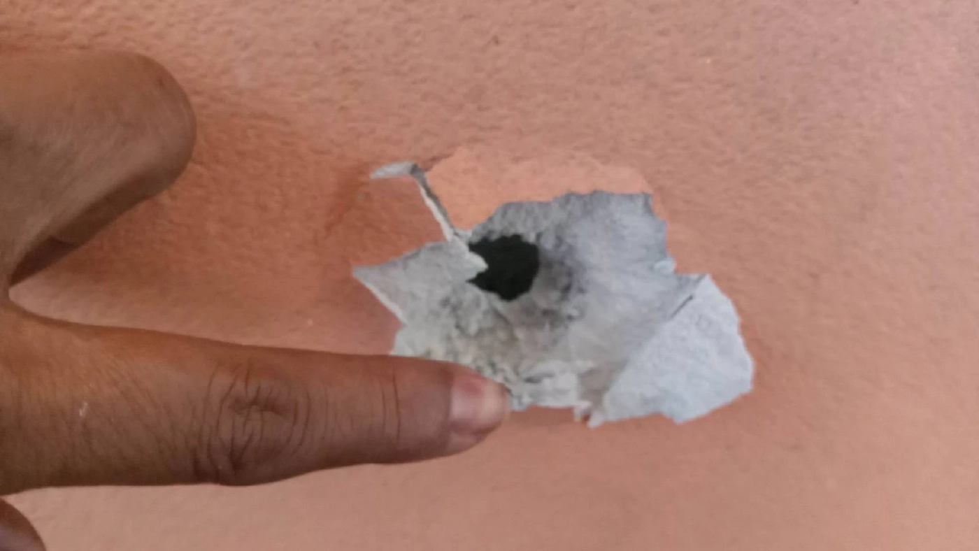 เพื่อนบ้านร้อง วัยรุ่นอุ้มคู่อริไม่สำเร็จ ยิงกราด 5 หลัง ตร.เมินทำคดี (คลิป)