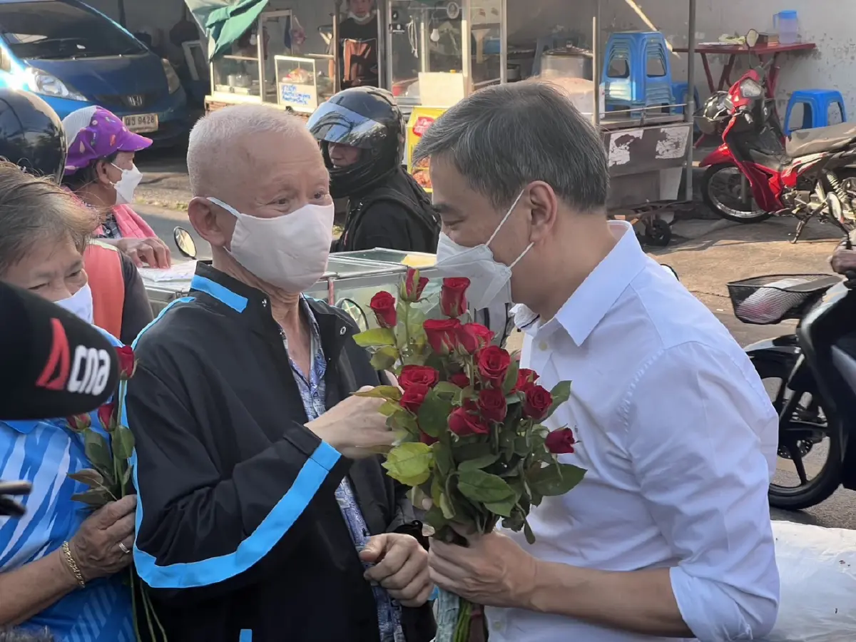 "อภิสิทธิ์-มาดามเดียร์" ลุยหาเสียงตลาดบ้านใหม่ ขอคะแนนหนุนผู้สมัคร "ปชป."
