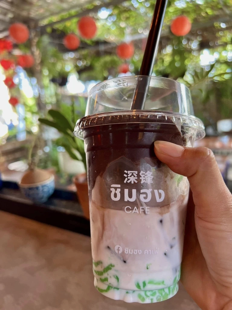 "ชิมฮง คาเฟ่" ร้านดังเมืองพิจิตร กาแฟลอดช่อง เมนูแปลกใหม่ โดนใจคอกาแฟอย่างจัง