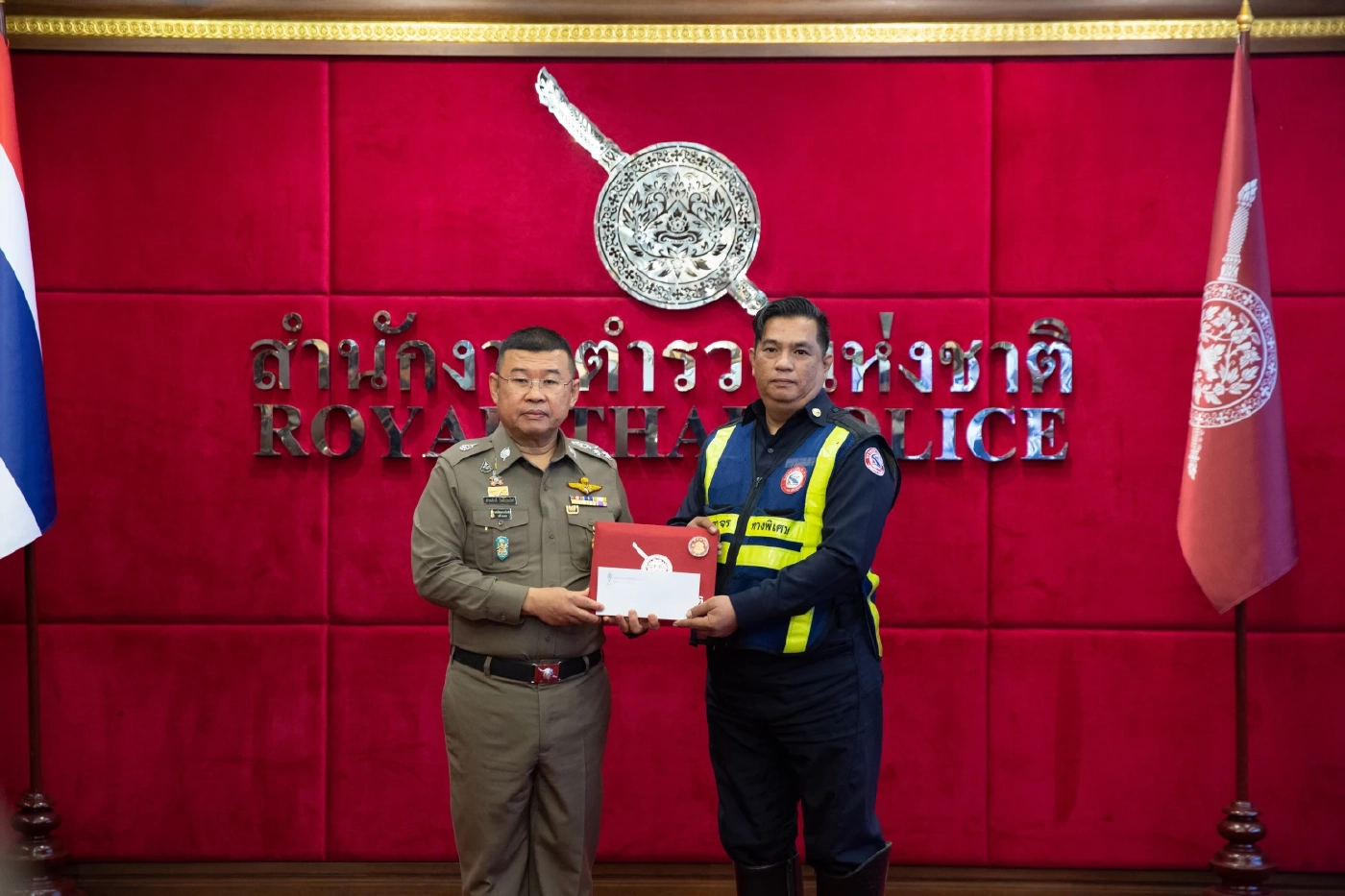 ผบ.ตร.มอบรางวัล 5 จนท.ร่วมระงับเหตุสะพานพระราม 8