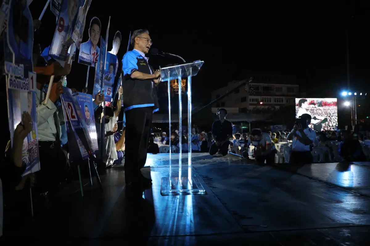 "ชวน"กรีดยับคาเวทีปราศรัย ลั่น หัวหน้าปชป.ไม่มีประวัติโกง หนีออกนอกประเทศ