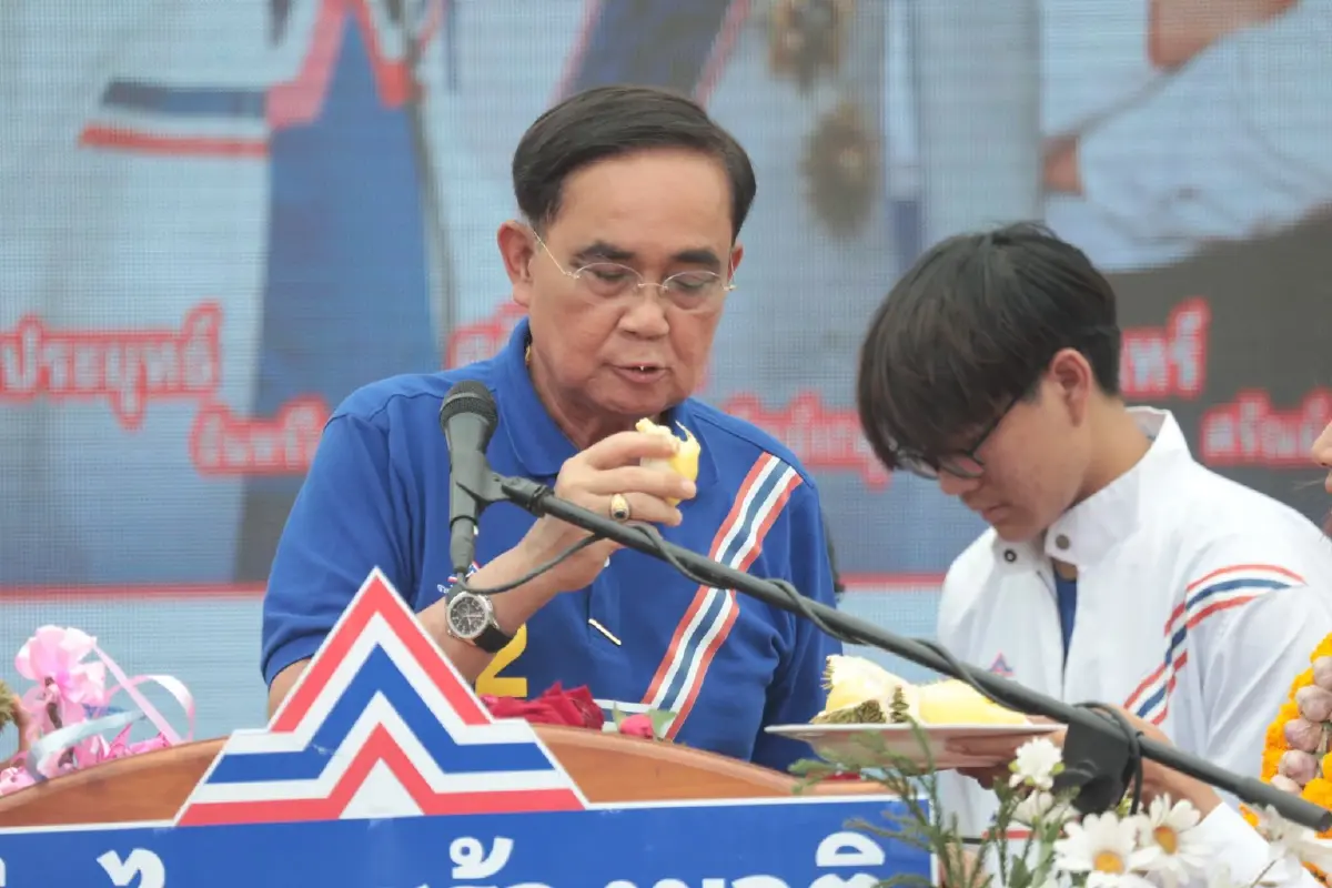 บิ๊กตู่ ขึ้นเวทีปราศรัยอุตรดิตถ์ ถิ่นศรัณย์วุฒิ ย้ำ เลือกใครไตร่ตรองให้ดี