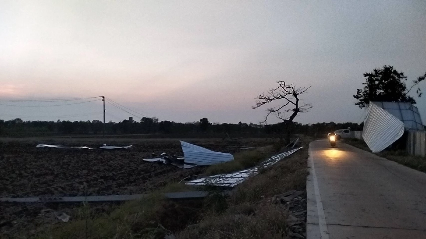 พายุฤดูร้อน ถล่ม 3 อำเภอ จ.ฉะเชิงเทรา เสาไฟฟ้าหักโค่น ไฟดับนาน 7 ชั่วโมง