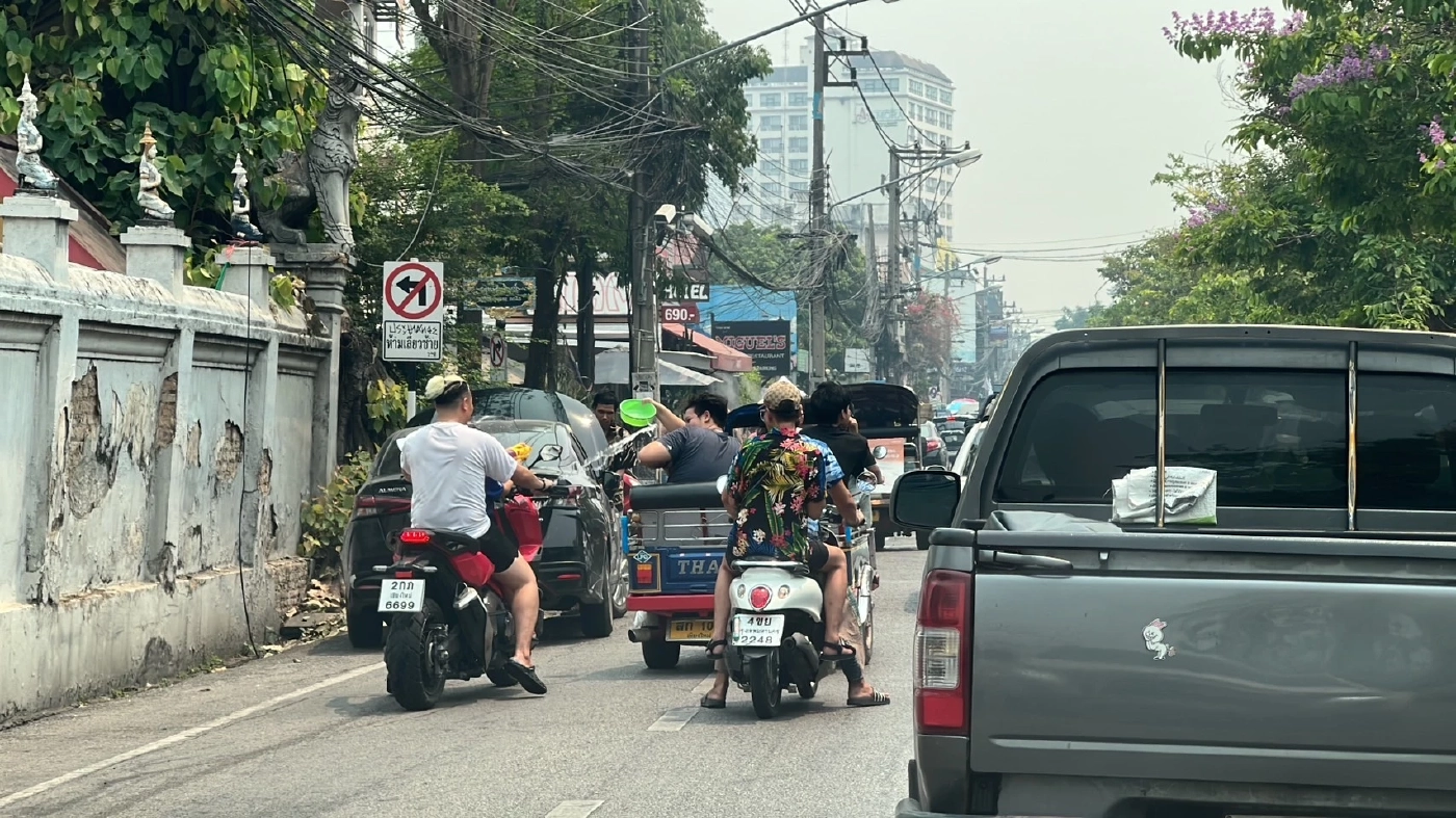 "สงกรานต์เชียงใหม่" เริ่มคึกคัก! นักท่องเที่ยวเดินเล่นน้ำรอบคูเมือง