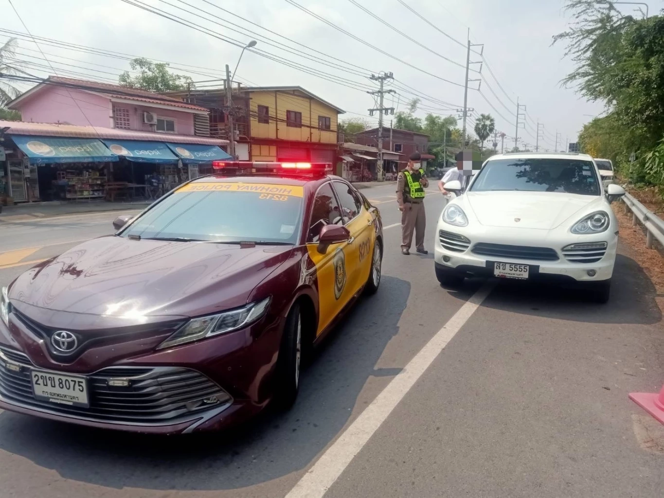 ตร.ทางหลวงจับหนุ่มใหญ่ซิ่งปอร์เช่ สวมทะเบียนปลอมผ่าน M-Flow 22 ครั้ง