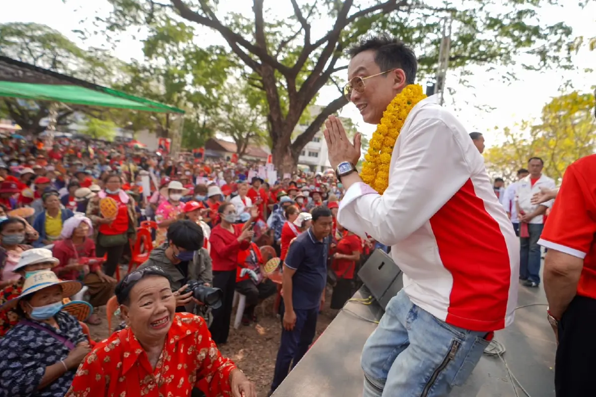 สุดคึกคัก ! "เศรษฐา" ปราศรัยอ้อนชาวกมลาไสย กาเพื่อไทย 2 ใบ