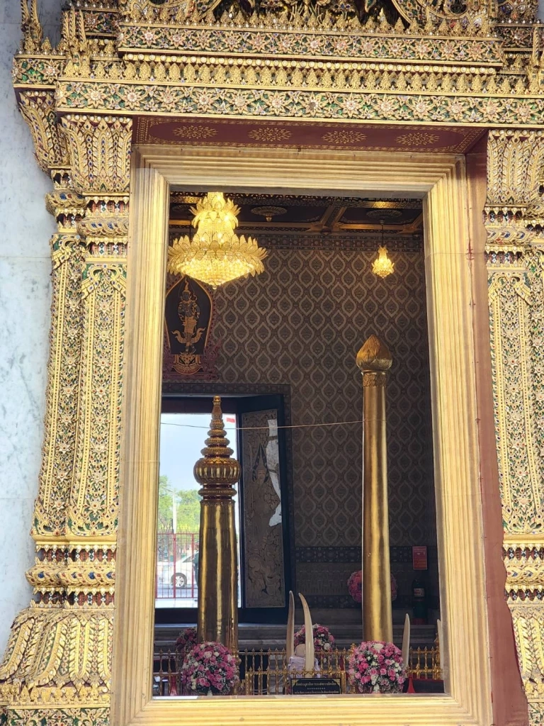 "ประยุทธ์" สีหน้าบึ้งตึง ! นำคณะทำบุญบวงสรวงพระหลักเมืองครบรอบ 241 ปี