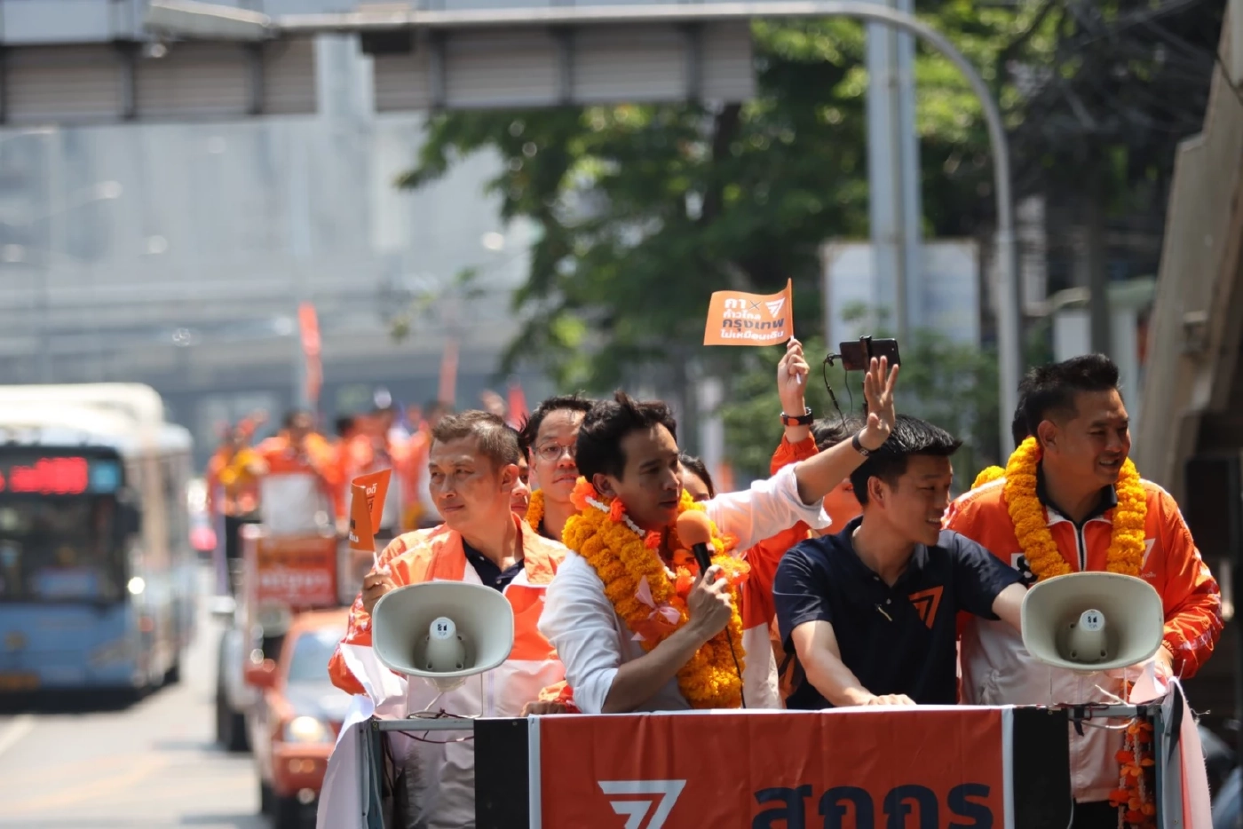 “พิธา” ขึ้นรถแห่ปราศรัย นำ 33 ผู้สมัคร ส.ส.กทม. อ้อนกาเลือก “ก้าวไกล”