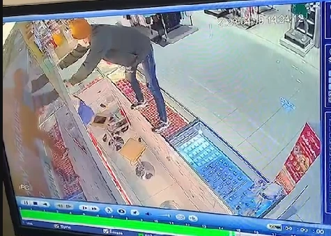 สุดอุกอาจ! โจรบุกชิงทอง กลางห้างดังบ้านฉาง ใช้เวลา 10 วินาทีกวาดทอง 4 แสน