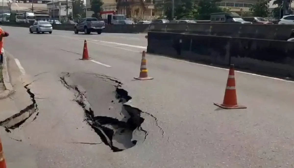 ท่อประปาใต้ดินแตก ทำถนนแยกเทพรัตน-มุ่งหน้าคลองขุด ยุบตัวหลายเมตร