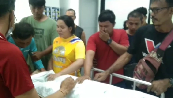 เปิดนาทีชีวิต จนท.พายคายัคฝ่าคลื่นยักษ์ ช่วยชาวประมงเมืองคอน (มีคลิป)