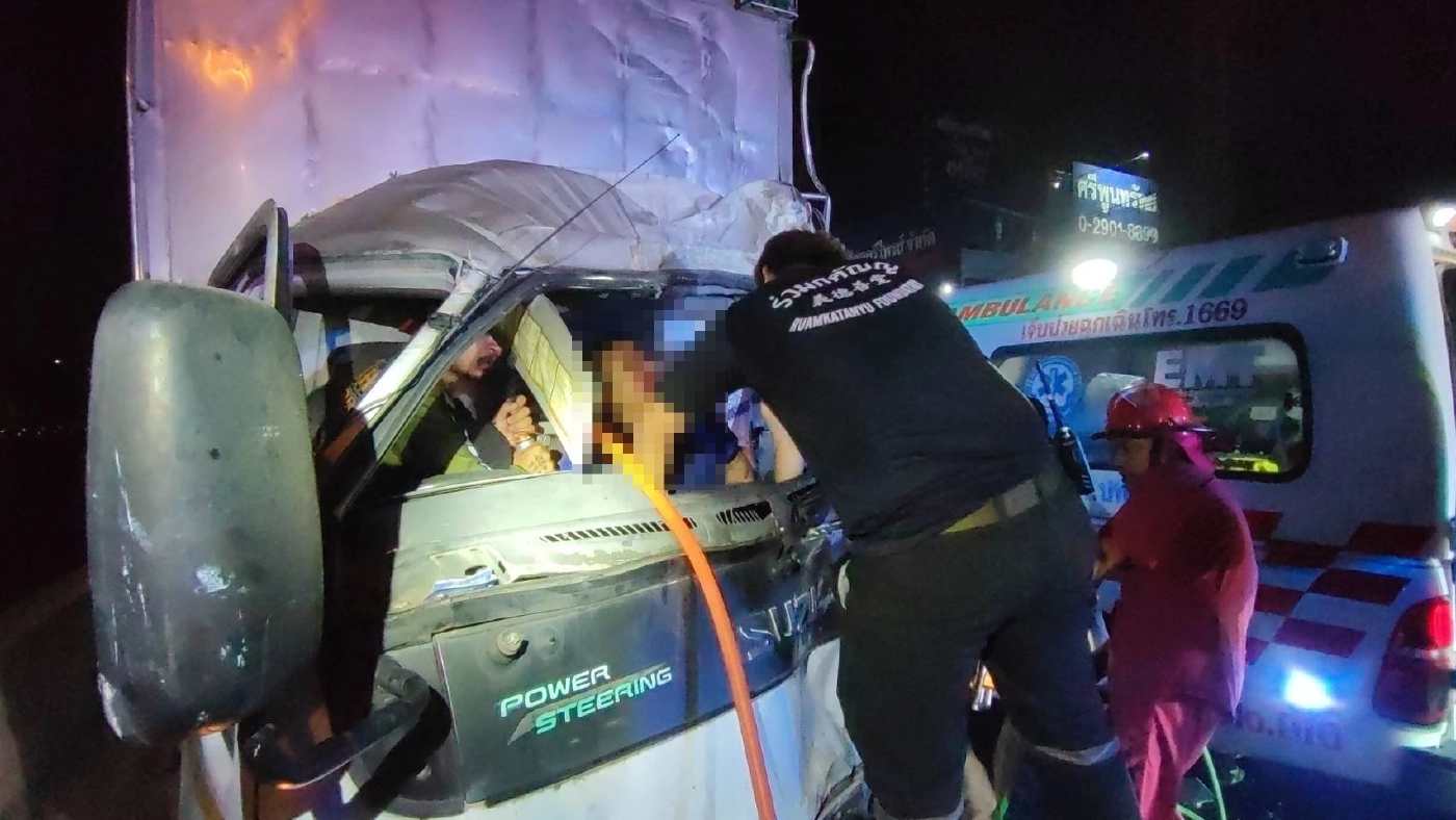 รถบรรทุกน้ำแข็ง ซิ่งเสยท้ายรถทัวร์ เด็กรถติดคาซาก ผดส. 50 ชีวิต ระทึก
