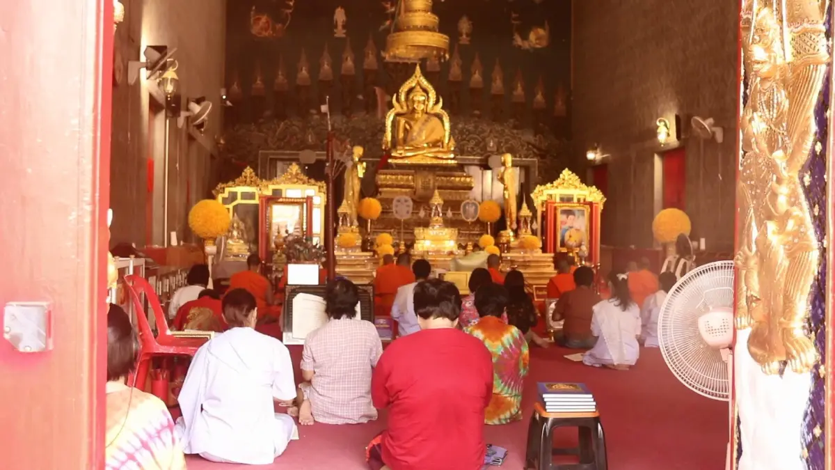 วันครอบครัวพิจิตรคึกคัก ปชช. กราบขอพร - สรงน้ำ "หลวงพ่อเพชร" เสริมมงคลชีวิต