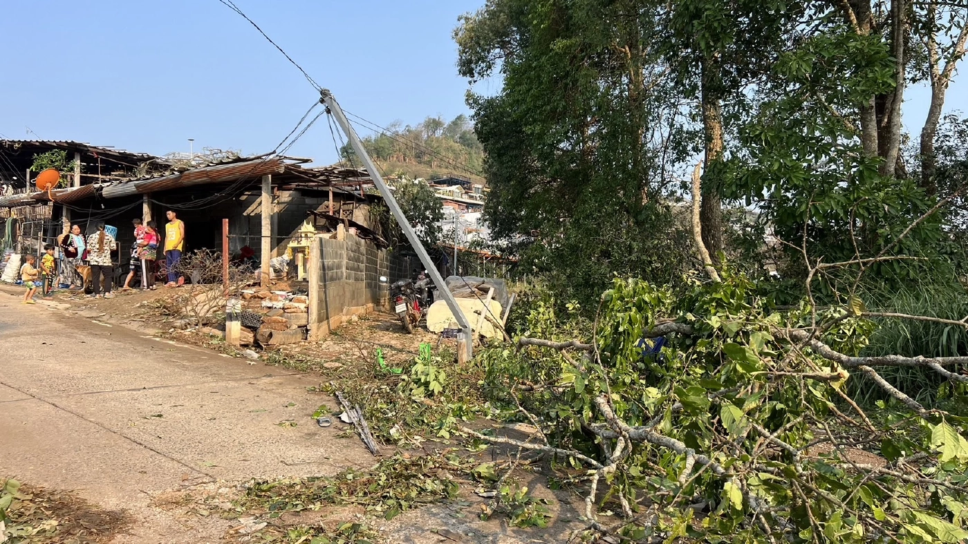 ม่อนแจ่มยับ "พายุฤดูร้อน" ถล่ม บ้านพัง ต้นไม้ล้ม ไฟฟ้าดับทั้งหมู่บ้าน