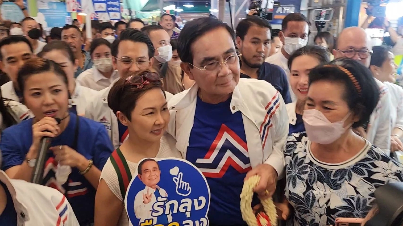 อตก.แตก! "ลุงตู่" ลุยหาเสียง แวะชิมทุเรียนเจ้าดังชมแม่ค้าสมาร์ทฟาร์มเมอร์