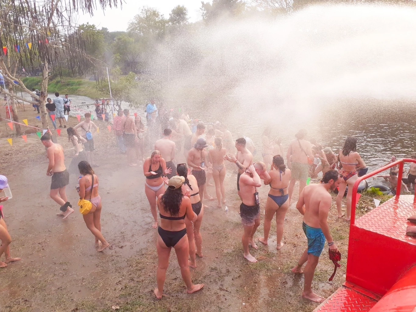 เปิดภาพ นักท่องเที่ยวหนีร้อน ล่องแพห่วงยางแม่น้ำปาย สุดคึกคัก (คลิป)