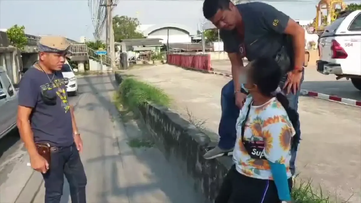 ตำรวจไล่ล่าโจรชิงกระเป๋าเงินแสนหนี สุดท้ายโอละพ่อ สร้างเรื่องตบตาสามี