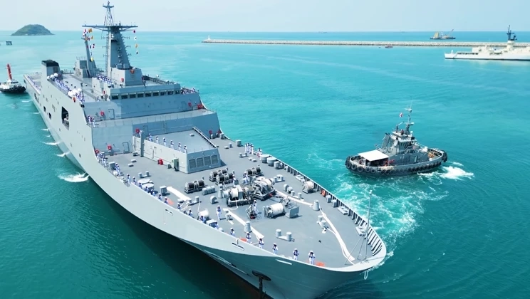 ถึงไทยแล้ว "เรือหลวงช้าง 792" เรือยกพลขึ้นบกขนาดใหญ่ลำใหม่ ราชนาวีไทย