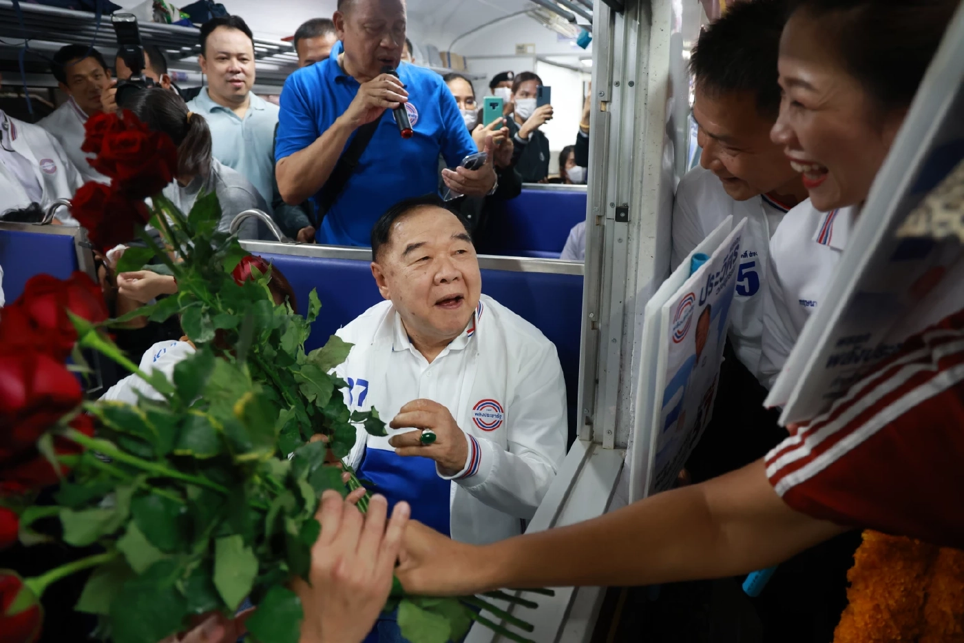 "บิ๊กป้อม" นำทีมพปชร. ขึ้นรถไฟ ลุยหาเสียงโคราช หวังปักธงอีสานอันดับหนึ่ง