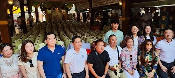 เปิดสถิติใหม่ นักธุรกิจสาวขับเครื่องบินส่วนตัว แก้บนดอกมะลิ 5 แสนพวง 