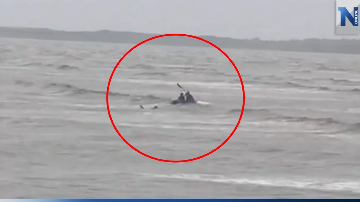 เปิดนาทีชีวิต จนท.พายคายัคฝ่าคลื่นยักษ์ ช่วยชาวประมงเมืองคอน (มีคลิป)