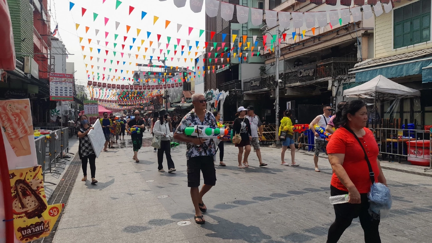ถนนข้าวสารคึกคัก! นักท่องเที่ยวแห่เล่นน้ำสงกรานต์ ในรอบ 3 ปี