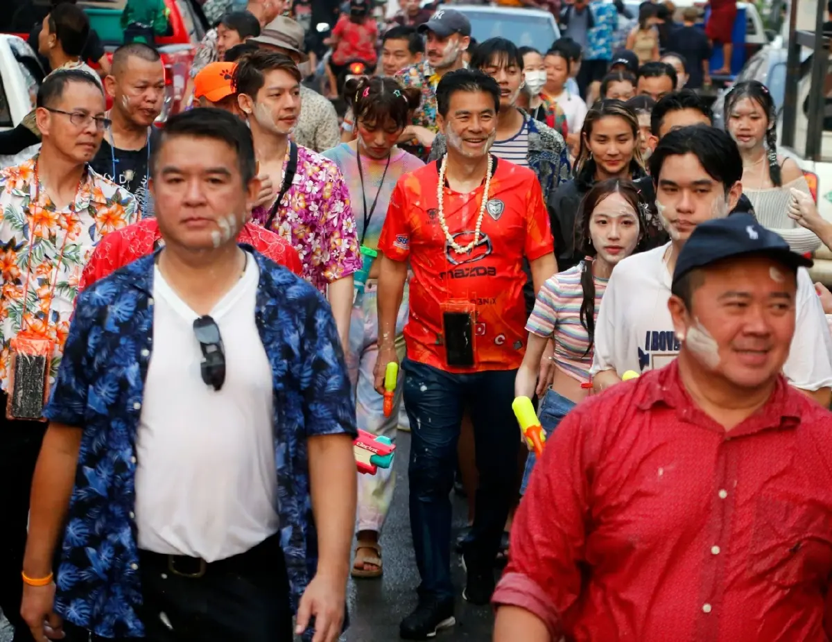 คึกคัก “เทวัญ - วิว”  ร่วมงานสงกรานต์ โคราช ชุ่มฉ่ำ