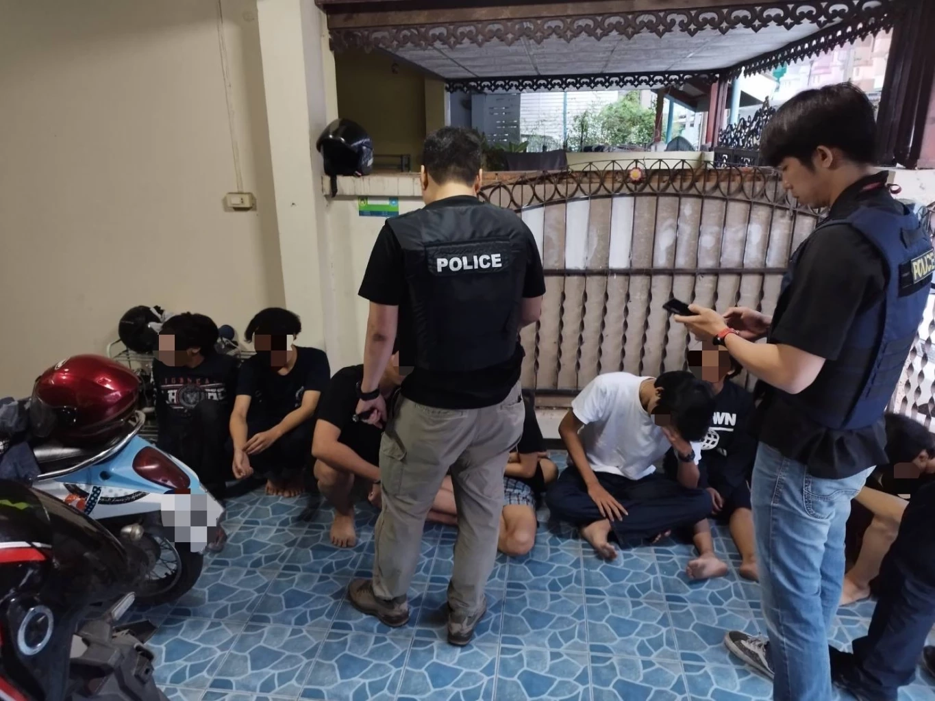 บุกรวบยกแก๊งช่างกล สถาบันดัง ต้องสงสัยยิงนร.คู่อริดับ พร้อมอาวุธเพียบ