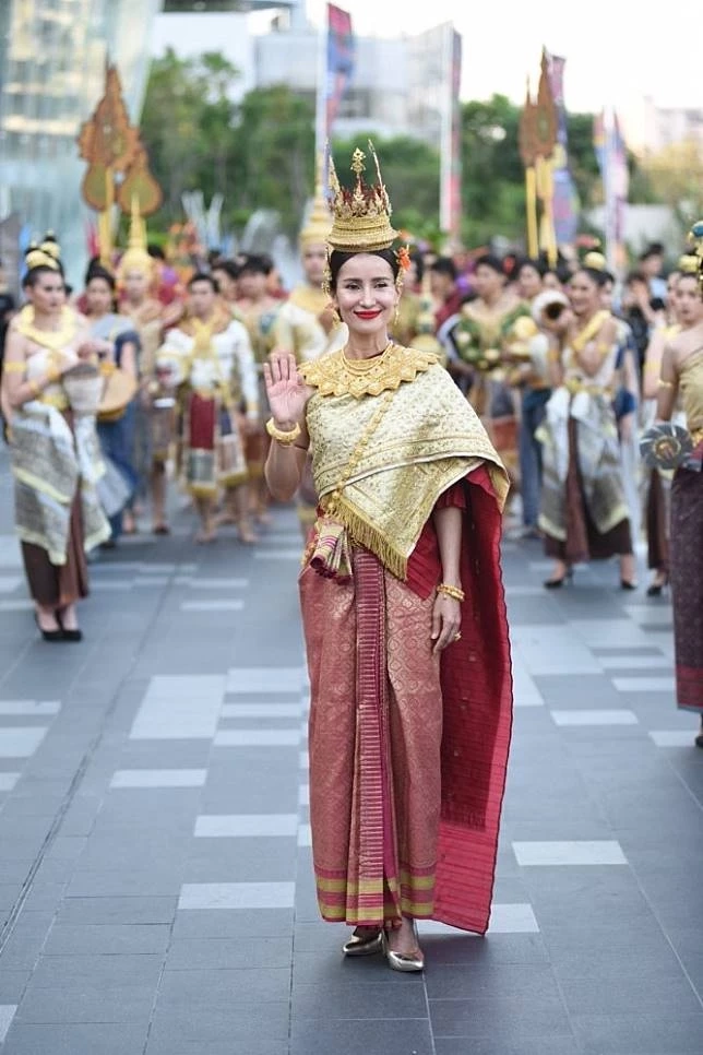 รวมนางเอกคนสวย แต่งองค์ทรงเครื่องเป็น  นางสงกรานต์ 