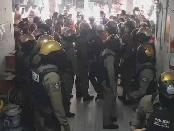 ชาวบ้านรุมประชาทัณฑ์ มือฆ่าปาดคอสาวหมกห้องพัก ย่านพระประแดง